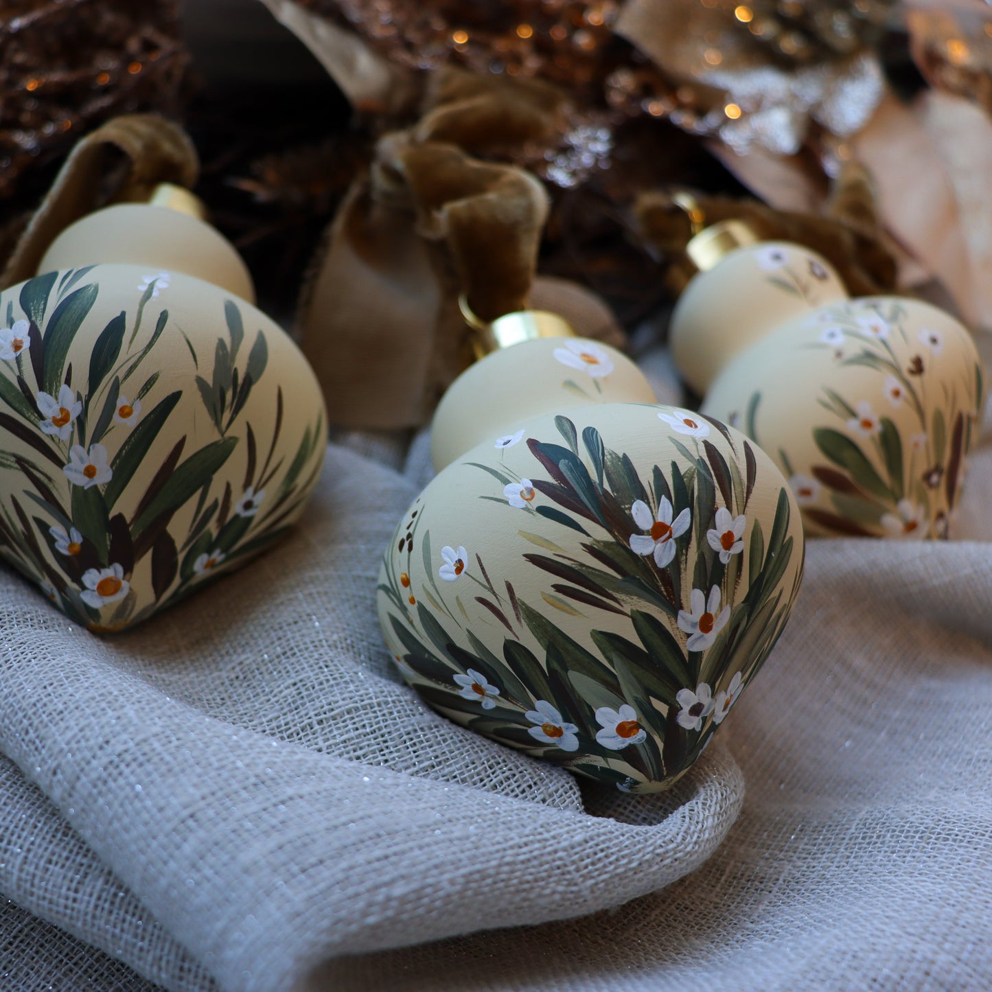 Chamomile in Neutral Finial Shaped Ceramic Ornament