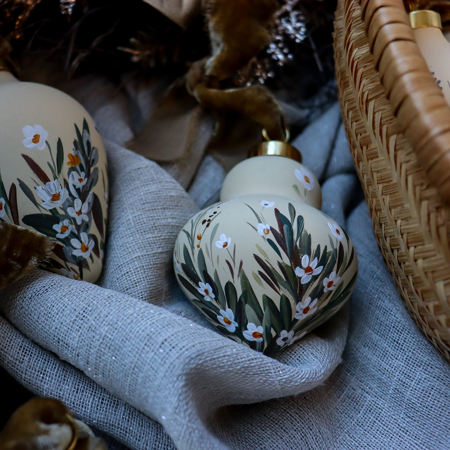 Chamomile in Neutral Finial Shaped Ceramic Ornament