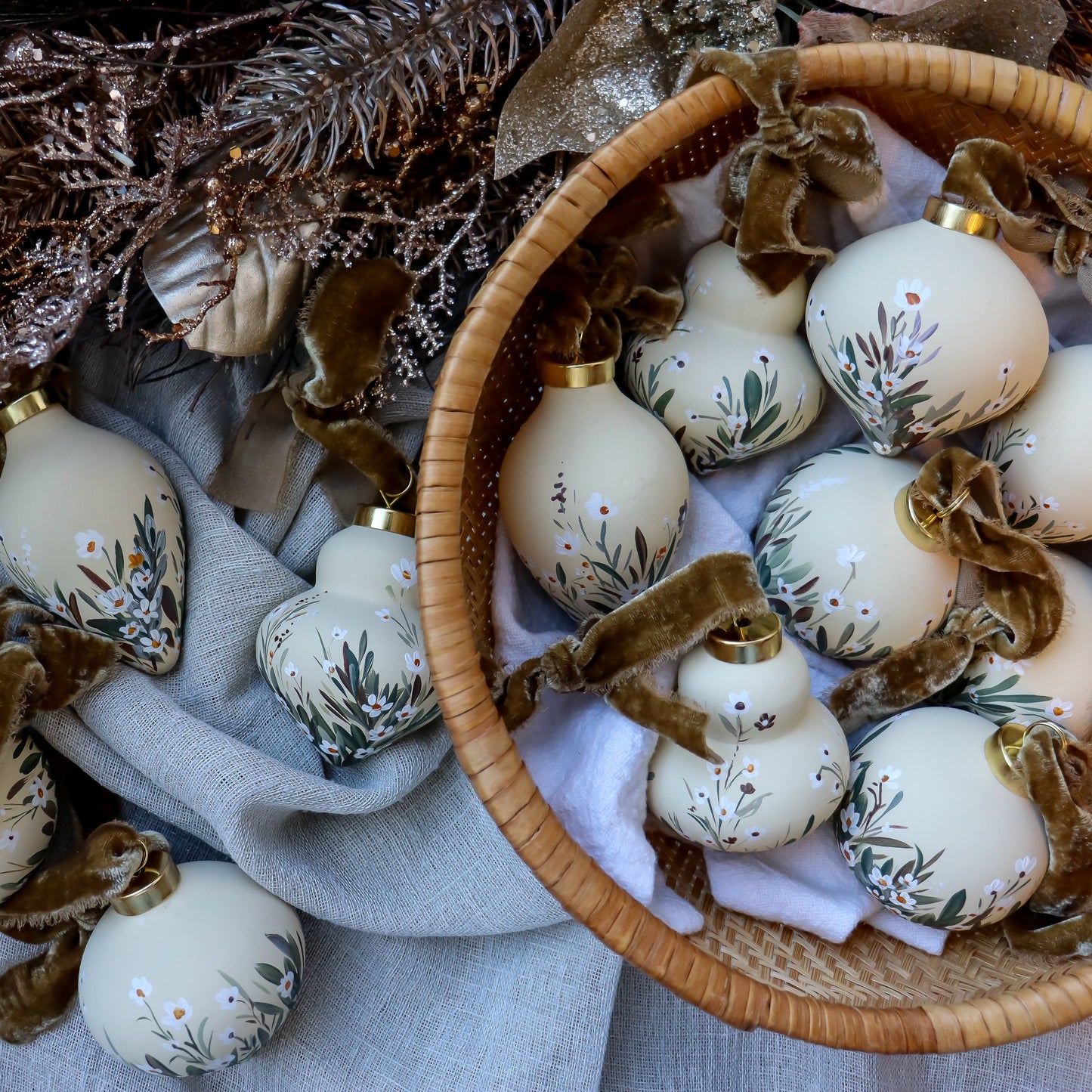 Chamomile in Neutral Finial Shaped Ceramic Ornament