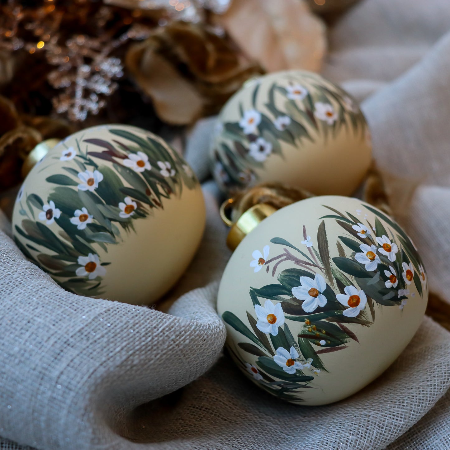 Chamomile in Neutral Round Shaped Ceramic Ornament