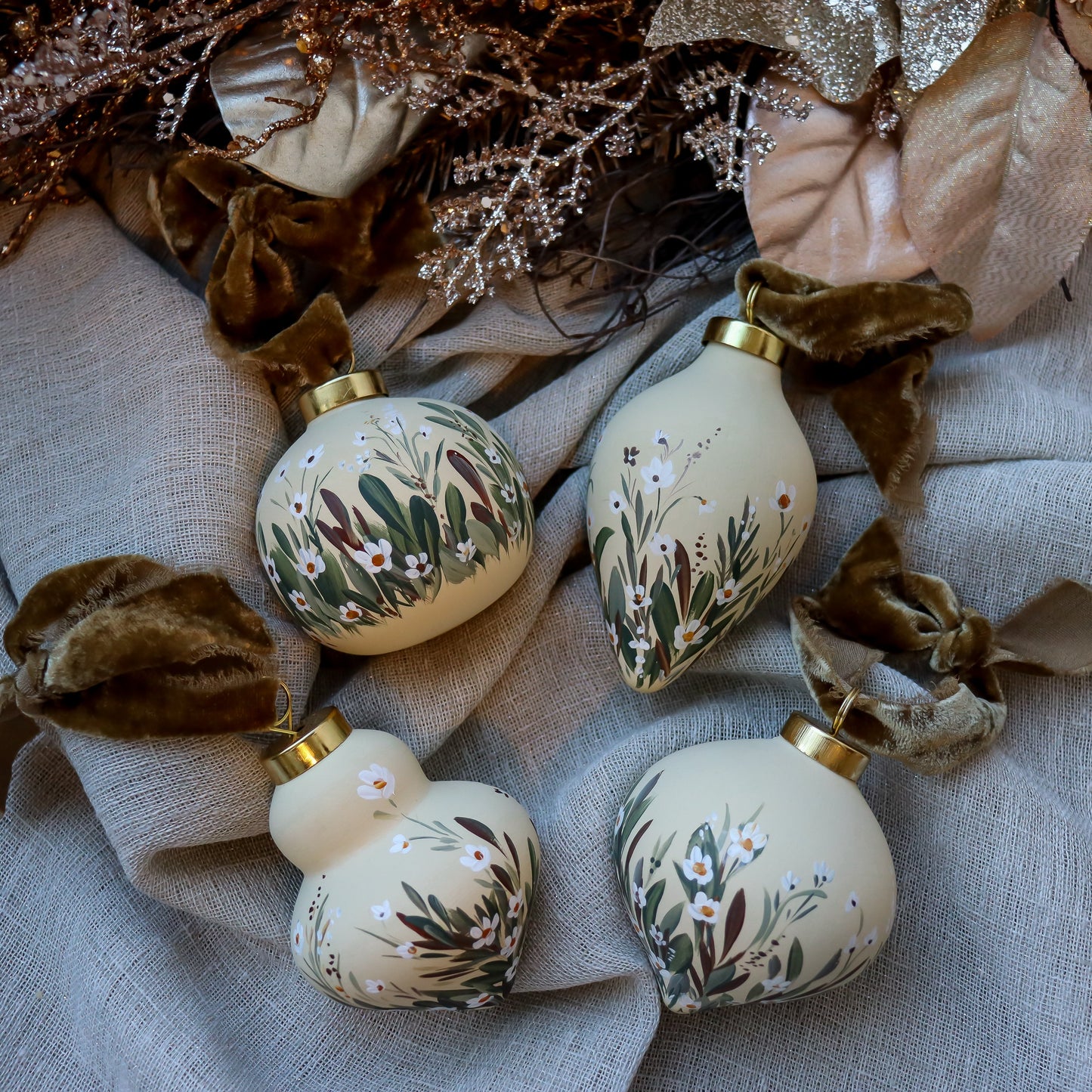 Chamomile in Neutral Retro Shaped Ceramic Ornament