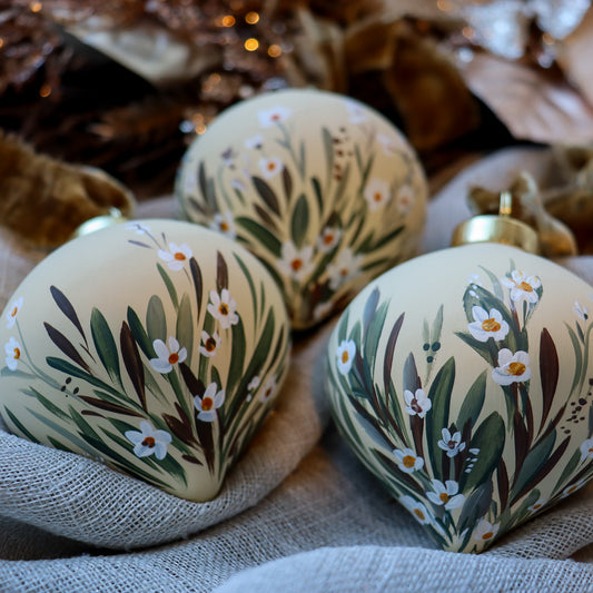 Chamomile in Neutral Retro Shaped Ceramic Ornament