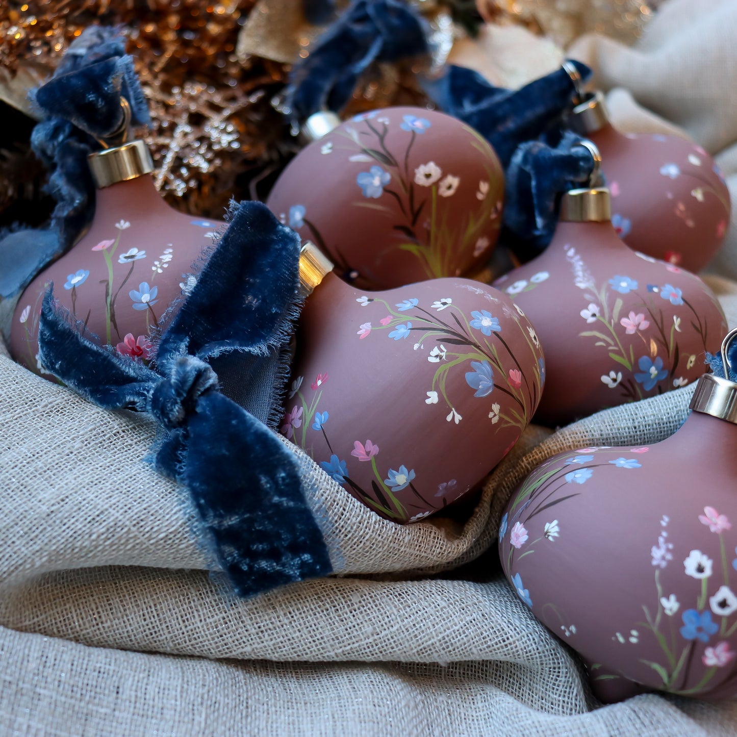 Wildflowers in Mauve Retro Shaped Ceramic Ornament