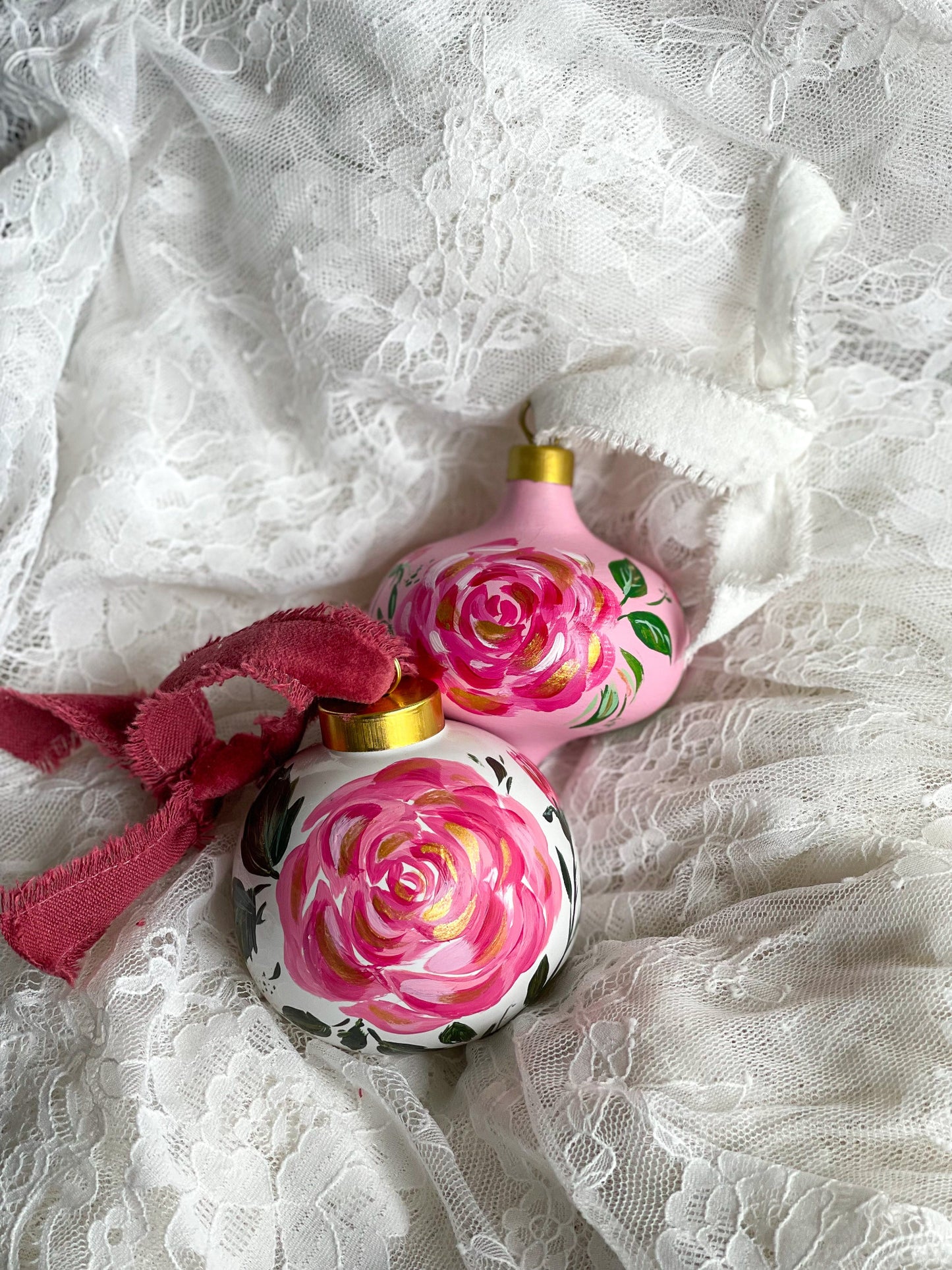 Rose Garden 2022 Round Ornament