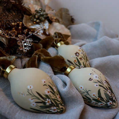 Chamomile in Neutral Icicle Shaped Ceramic Ornament