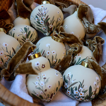 Chamomile in Neutral Finial Shaped Ceramic Ornament