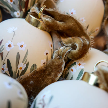 Chamomile in Neutral Icicle Shaped Ceramic Ornament