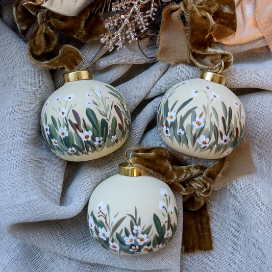 Chamomile in Neutral Round Shaped Ceramic Ornament