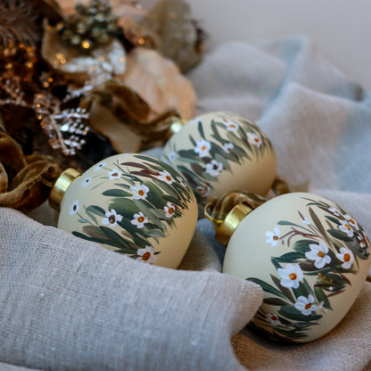 Chamomile in Neutral Round Shaped Ceramic Ornament