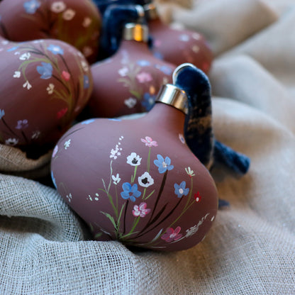 Wildflowers in Mauve Retro Shaped Ceramic Ornament