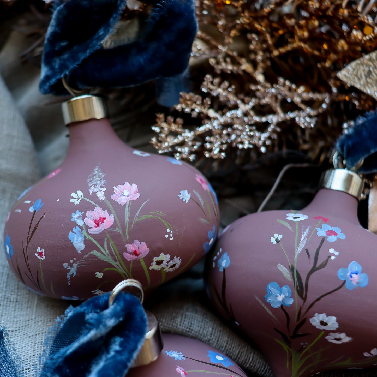 Wildflowers in Mauve Retro Shaped Ceramic Ornament