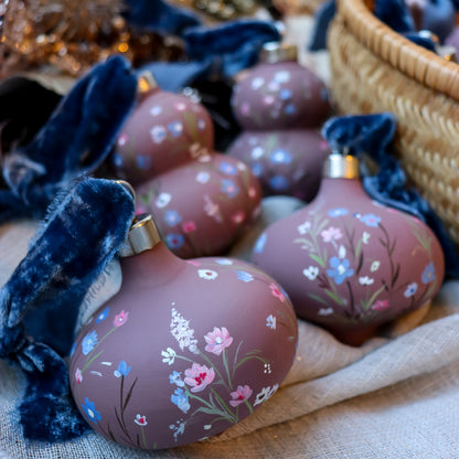Wildflowers in Mauve Retro Shaped Ceramic Ornament