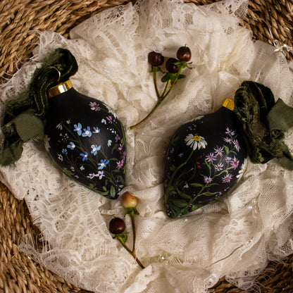 Daisies in Dark Navy Icicle Shaped Ceramic Ornament